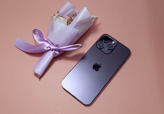 拿到 iPhone 14 Pro Max 深紫色啦！超美的抢先开箱给大家看